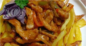 Pikantní vepřové nudličky se zeleninou a domácí majonézou: Hospodská klasika v top kvalitě Pikantní vepřové nudličky se zeleninou a domácí majonézou: Hospodská klasika v top kvalitě