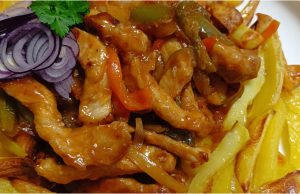 Pikantní vepřové nudličky se zeleninou a domácí majonézou: Hospodská klasika v top kvalitě