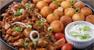 Vepřové nudličky s lahodnou omáčkou a krokety: Rychlý oběd plný chutí Rychlé vepřové nudličky v lesklé omáčce s křupavými kroketami