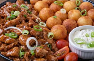 Rychlé vepřové nudličky v lesklé omáčce s křupavými kroketami