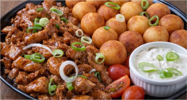 Rychlé vepřové nudličky v lesklé omáčce s křupavými kroketami