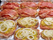 Líná obložená krkovička na plechu Líná vepřová krkovička na hořčici a pivu – šťavnatý plechový oběd bez práce