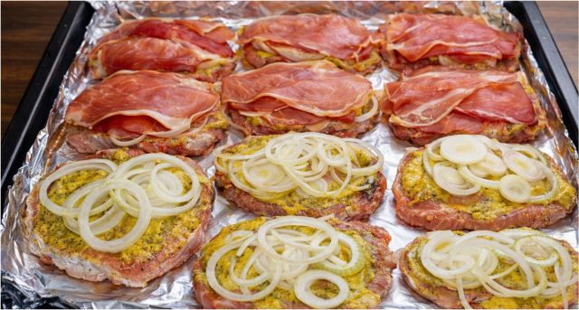 Líná vepřová krkovička na hořčici a pivu – šťavnatý plechový oběd bez práce