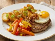 Šťavnatá vepřová kotleta s kostí a bramborovými dukátky: Luxusní oběd z jedné pánve Vepřová kotleta s kostí na pánvi: Šťavnatý steak s glazovanou zeleninou a křupavými bramborami