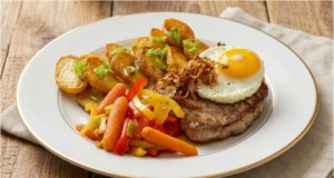 Šťavnatá vepřová kotleta s kostí a bramborovými dukátky: Luxusní oběd z jedné pánve Vepřová kotleta s kostí na pánvi: Šťavnatý steak s glazovanou zeleninou a křupavými bramborami