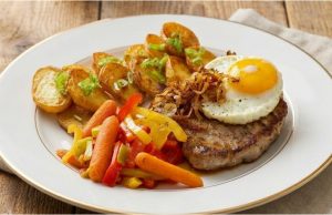 Vepřová kotleta s kostí na pánvi: Šťavnatý steak s glazovanou zeleninou a křupavými bramborami