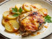 Obložený vepřový řízek s Nivou a slaninou: Šťavnatá dobrota z trouby Šťavnaté vepřové kotlety zapékané s nivou a slaninou – hotové za 30 minut