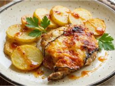 Šťavnaté vepřové kotlety zapékané s nivou a slaninou – hotové za 30 minut