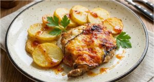 Šťavnaté vepřové kotlety zapékané s nivou a slaninou – hotové za 30 minut