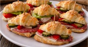 Mini rohlíčky z listového těsta: Osvědčené jednohubky s bohatou náplní Mini rohlíčky z listového těsta – rychlé domácí jednohubky pro každou návštěvu