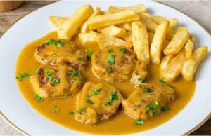 Minutková vepřová panenka s krémovou omáčkou: Šťavnatý výsledek za pár minut Vepřová panenka na víně se sametovou omáčkou – rychlý luxusní oběd s hranolky