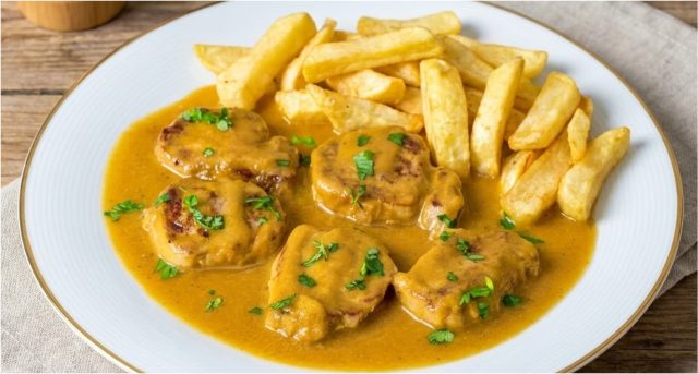 Vepřová panenka na víně se sametovou omáčkou – rychlý luxusní oběd s hranolky