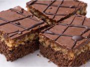 Opilý Izidor na plech: Legendární ořechový dezert s pořádnou dávkou rumu Opilý Izidor na plech – poctivé ořechové řezy s rumem a čokoládou