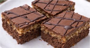 Opilý Izidor na plech: Legendární ořechový dezert s pořádnou dávkou rumu Opilý Izidor na plech – poctivé ořechové řezy s rumem a čokoládou