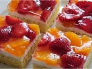 Letní mascarpone buchta s jahodami a broskvemi – vláčný piškot s trikem s vřelou vodou