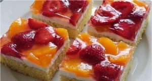 Svěží piškot s mascarpone, ovocem a želé: Lehký dezert, který si zamilujete Letní mascarpone buchta s jahodami a broskvemi – vláčný piškot s trikem s vřelou vodou