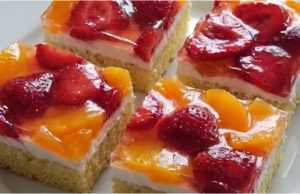 Letní mascarpone buchta s jahodami a broskvemi – vláčný piškot s trikem s vřelou vodou