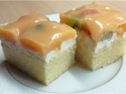 Žravé řezy s ovocem a pudinkovým želé: lehký dezert na plech