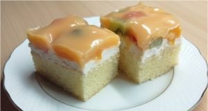 Ovocné „Žravé“ řezy s pudinkovým želé: Osvěžující bomba, která zmizí z plechu bleskem Žravé řezy s ovocem a pudinkovým želé: lehký dezert na plech