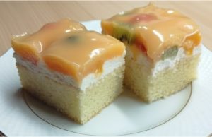 Žravé řezy s ovocem a pudinkovým želé: lehký dezert na plech