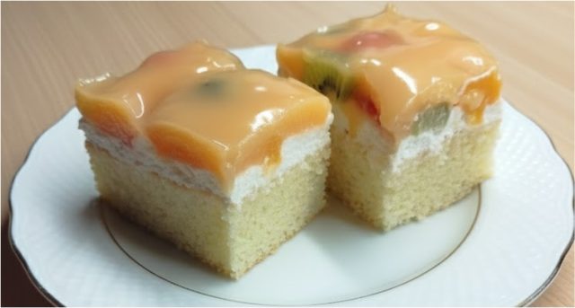 Žravé řezy s ovocem a pudinkovým želé: lehký dezert na plech