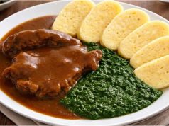 Poctivá vepřová krkovice se špenátem a bramborovým knedlíkem Vepřová krkovice na cibulce s bramborovým knedlíkem a špenátem – poctivý český oběd