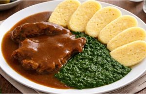 Vepřová krkovice na cibulce s bramborovým knedlíkem a špenátem – poctivý český oběd