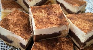 Péřová buchta s horkým pudinkem: Nadýchaný moučník, který musí přes noc odležet