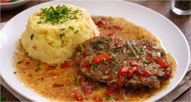 Marinovaná krkovice na pivu s paprikou – šťavnaté maso s bohatou pivní omáčkou