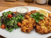 Masové placky z krájeného masa se zakysanou smetanou – šťavnatější než karbanátky