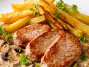 Přírodní vepřová kotleta na žampionech se smetanou: Recept na šťavnatý oběd
