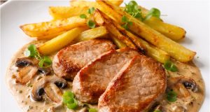 Vepřová kotleta na žampionech se smetanou – šťavnaté maso a domácí hranolky