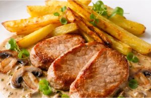 Přírodní vepřová kotleta na žampionech se smetanou: Recept na šťavnatý oběd