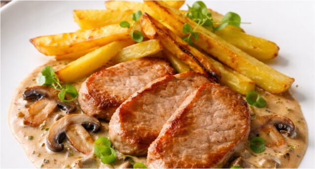 Vepřová kotleta na žampionech se smetanou – šťavnaté maso a domácí hranolky