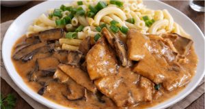 Smetanové kuřecí plátky na hříbkách: Lesní vůně a sametová omáčka Kuřecí plátky na hříbkách se smetanovou omáčkou – voňavý lesní oběd s intenzivní chutí