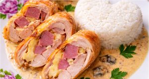 Kuřecí závitky se slaninou a oštěpkem v hořčicové omáčce – šťavnatý oběd plný chuti