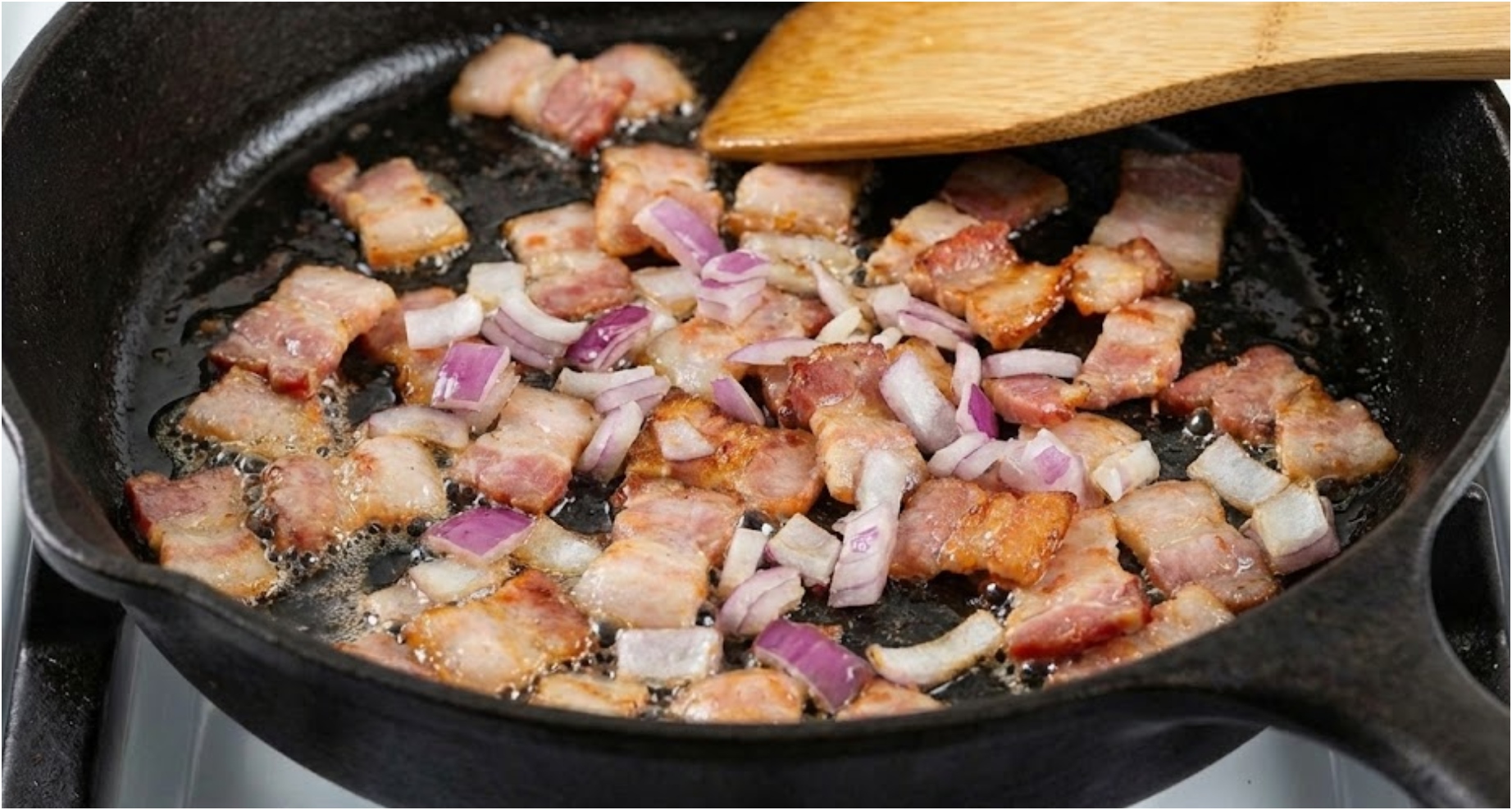 Selské brambory se slaninou, cibulí a česnekem – poctivý pečený oběd z jednoho pekáče