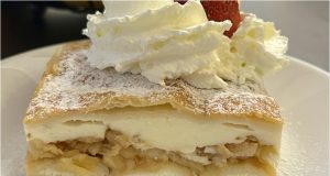 Jablečné řezy s pudinkem a piškoty: Nejoblíbenější dezert dětí i dospělých Jablečné řezy z listového těsta s pudinkem – hotové raz dva a chutnají jako z cukrárny