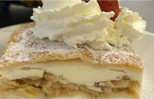 Jablečné řezy s pudinkem a piškoty: Nejoblíbenější dezert dětí i dospělých Jablečné řezy z listového těsta s pudinkem – hotové raz dva a chutnají jako z cukrárny