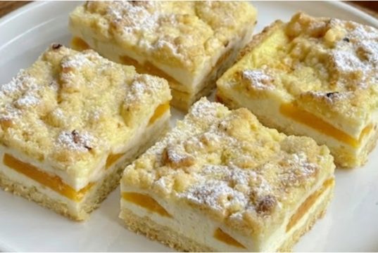 Linecké řezy s tvarohem a ovocem: křehký koláč, který se vždy povede