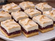 Ženský rozmar s ovocem a sněhovou peřinkou – nadýchaný kynutý koláč, který okouzlí