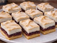 Ženský rozmar se sněhovou čepicí je dezert Ženský rozmar s ovocem a sněhovou peřinkou – nadýchaný kynutý koláč, který okouzlí