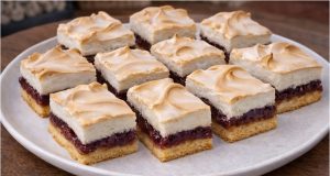 Ženský rozmar s ovocem a sněhovou peřinkou – nadýchaný kynutý koláč, který okouzlí