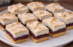 Ženský rozmar s ovocem a sněhovou peřinkou – nadýchaný kynutý koláč, který okouzlí