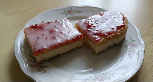 Pražská brusle: tradiční řezy s rumovým krémem a citronovou polevou