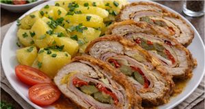 Plněné kuřecí závitky v trojobalu: Recept na šťavnatou delikatesu z pánve i trouby Kuřecí závitky plněné šunkou a sýrem v křupavém trojobalu