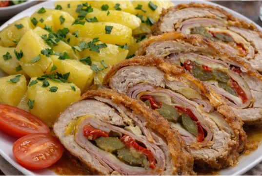 Plněné kuřecí závitky v trojobalu: Recept na šťavnatou delikatesu z pánve i trouby Kuřecí závitky plněné šunkou a sýrem v křupavém trojobalu