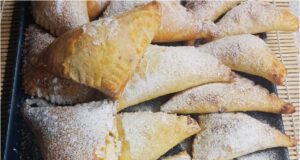 Univerzální tvarohové šátečky: Jemné těsto, které připravíte ze 3 hlavních surovin Tvarohové šátečky z domácího těsta – univerzální recept na sladko i na slano