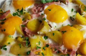 Selská omeleta z vařených brambor – rychlá večeře z jedné pánve