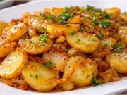 Selské brambory se slaninou a česnekem: Poctivý oběd z jednoho pekáčku